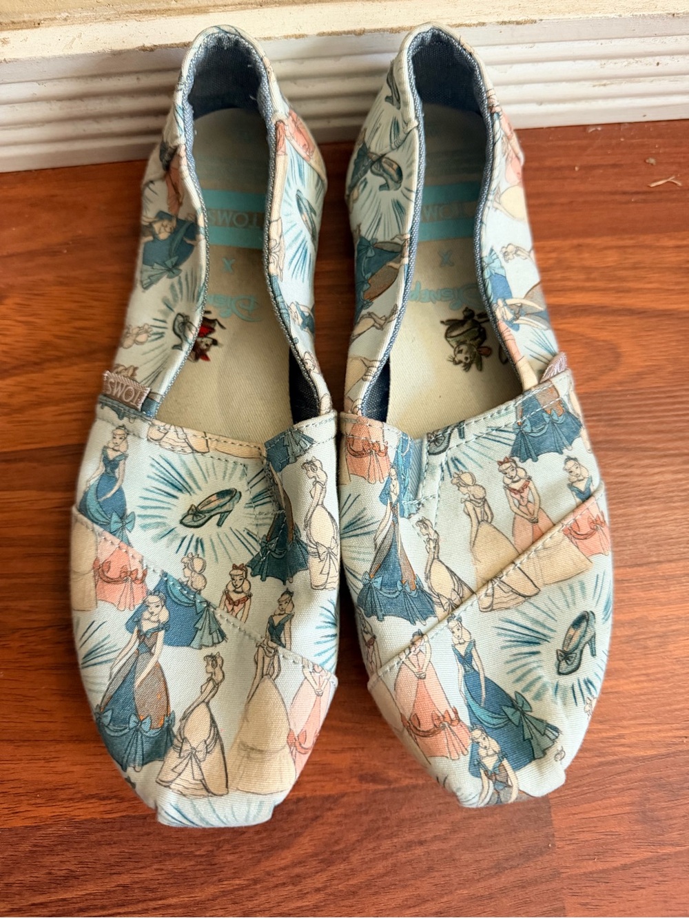 Toms Women's Light Blue Multi Princess Print Slip-On Flats